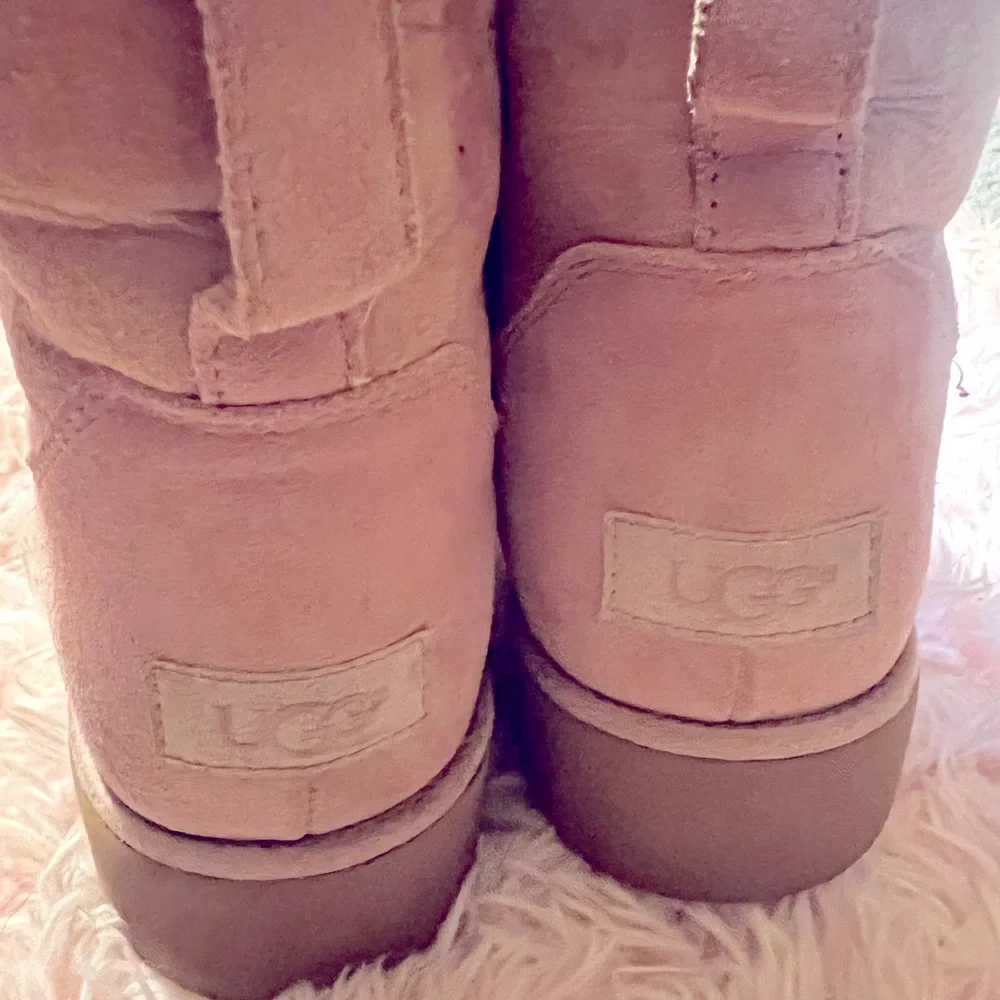 UGGS - Picture 2 of 5